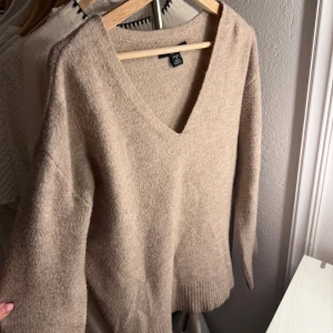 Beige stickad tröja  - Simpel uringad beige stickad tröja💗
