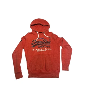 Röd hoodie från Superdry - Helt okej skick. Storlek M