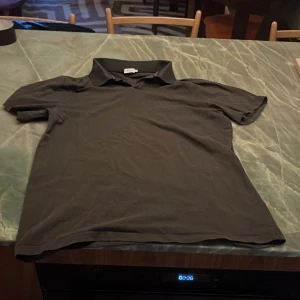  Mörkgrön Filippa K tröja i storlek M  -  Mörkgrön Filippa K tröja knappt använd mycket bra skick i storlek medium. Perfekt när man ska till exempel ut och golfa eller bara ha en chill piké tröja på sig 