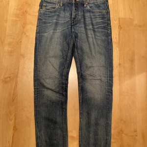 Jack & Jones - J&J jeans, passa inte mig. Jeansen är i väldigt bra skick och är inte använda så mycket. Men det är slitningar på benslut som man kan se på bild. Annars är de väldigt fina.   •Märke:Jack and Jones •Storlek:31/30 •Färg:Blå/Mörkblå •Skick:7/10 •Material:100% Bomull  •Mått: Kan skickas  •Snabb Frakt   Bara höra av dig om du undrar över något