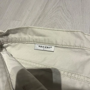 Vita Jeans - Vita/beige jeans från Valient. Köpta på Carlings. Liten skada finns under höger framficka. 