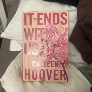 It Ends With Us - En gripande och personlig roman om kärlek, relationer och att våga stå upp för sig själv. Perfekt för dig som gillar starka känslor, oväntade vändningar och att följa karaktärer som utvecklas. Boken är lättläst och passar dig som vill ha en emotionell läsupplevelse. Lite skrynklig och har vissa markeringar.