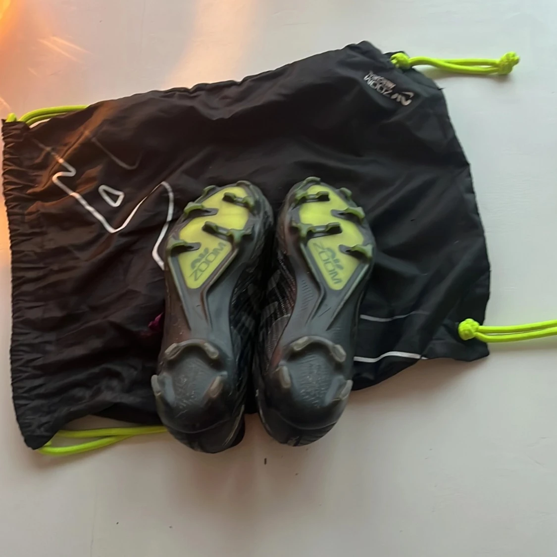 Svarta Nike fotbollsskor med lila snörning - 92