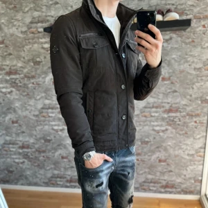J.lindeberg Field Jacket - Mycket fint skick, inga defekter. Storlek M passar dig som är mellan 178-188cm. Nypris ca 4000kr. Modellen är 185 cm, 79 kg. Skriv för mer information!🤝