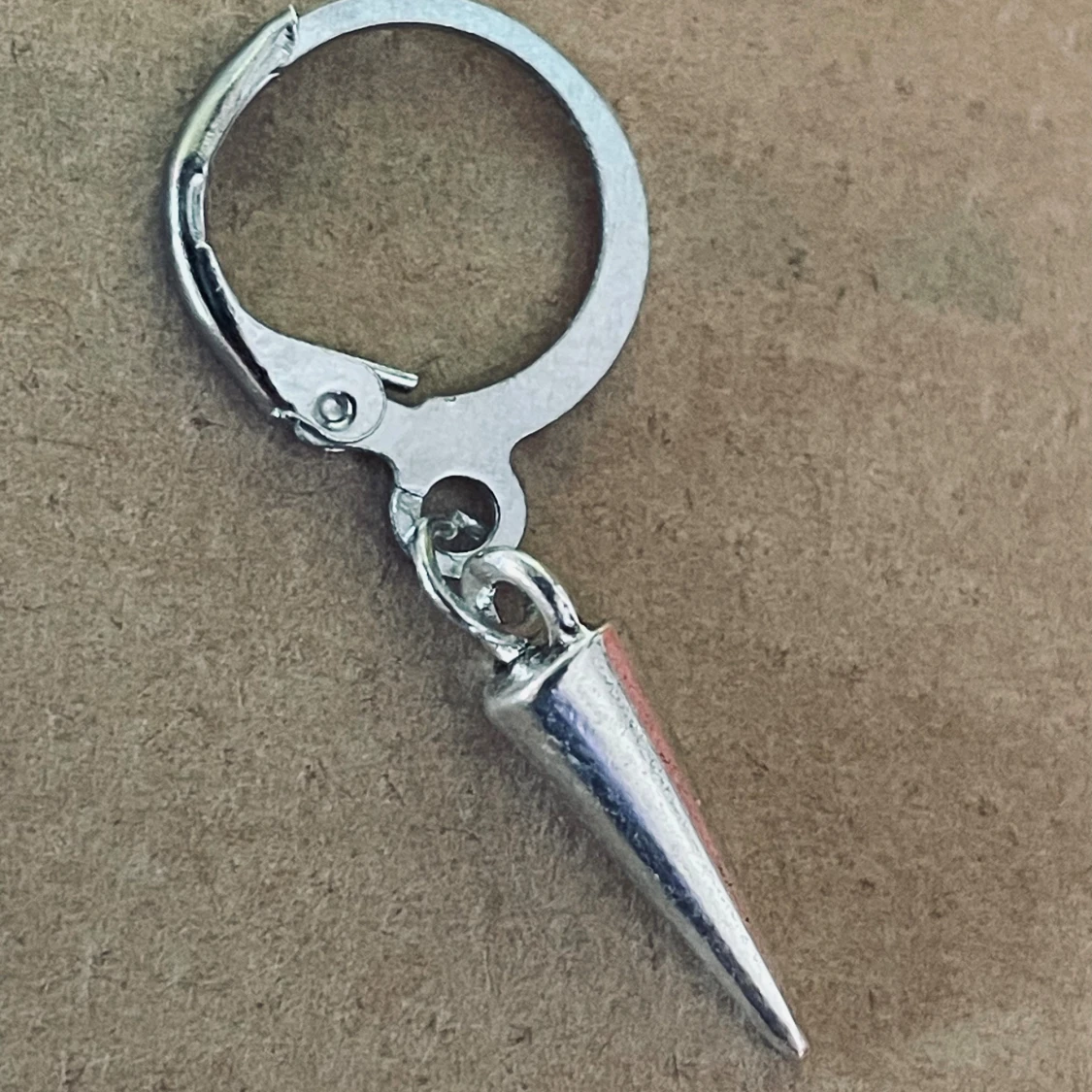 By prisförslag- 1 st Silvrigt örhänge med konformad hängande detalj - 1