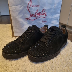 Louboutin skor herr  - Ett par klassiskt svarta junior spikes som passar en elegant stil och är för dig som vill stå ut. Skorna är i storlek 42 men sitter lite stort så jag skulle säga 42.5. Priset är diskutabel vid snabb affär. Med mer frågor kontakta privat 😃