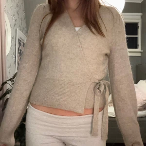 & other stories kofta - Mysig omlottkofta som inte säljs längre💘💘 köpt för 890 kr! Använd ca 10 men inte nopprig eller så. Merinoull blandning