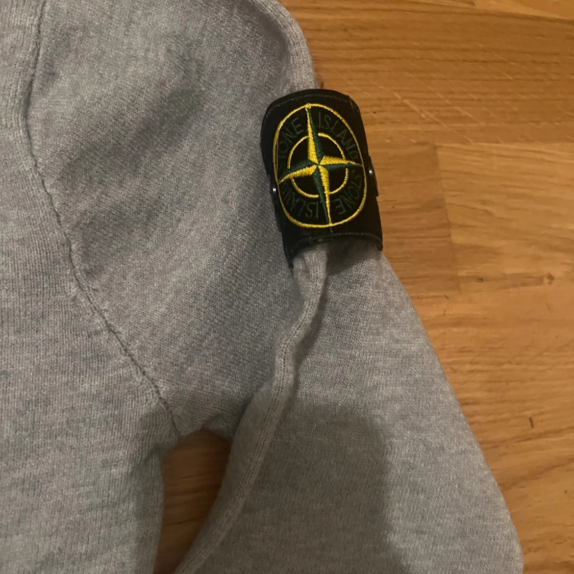 Grå stickad tröja från Stone Island - 2