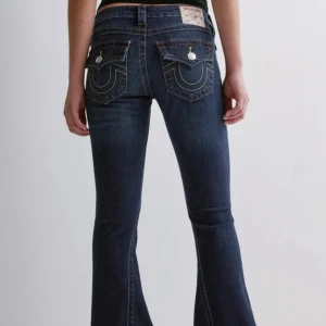 True Religion  - Helt nya True Religion säljes då dom är alldell för lång för mig. Jag har endast använt dom två gånger men det har blivit lite märken (inga hål!!) i hälen. Köpta på JeansUNO