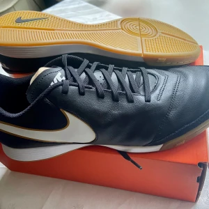 Nike Fotbollskor Inomhus - Oanvända fotbollskor i skinn. Står storlek 45 men var lite små och passade ej. Passar storlek 44. Endast testade och aldrig använda. 