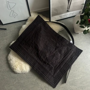 Oversized bag Glenn Martens H&M - Stor svart shoppingväska från Glenn Martens H&M med rektangulär form och quiltade detaljer. 