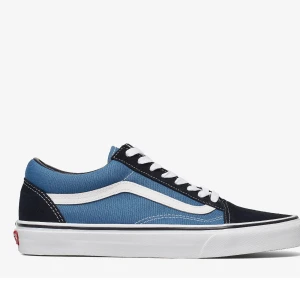 Vans Old Skool sneakers - Säljer ett par klassiska Vans Old Skool sneakers i blått och svart med vit sula och vit sidostripes. Skorna har använts max 4-5 gånger inom ramen på 2-3 veckor så dem är helt nya!