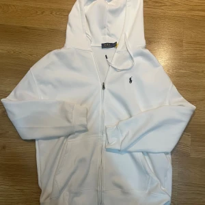 Polo Ralph lauren kofta - Jag väljer att sälja denna eftersom att den är helt enkelt för stor på mig, max använd 5-10gånger och är i jätte fint skick, Passar perfekt XL