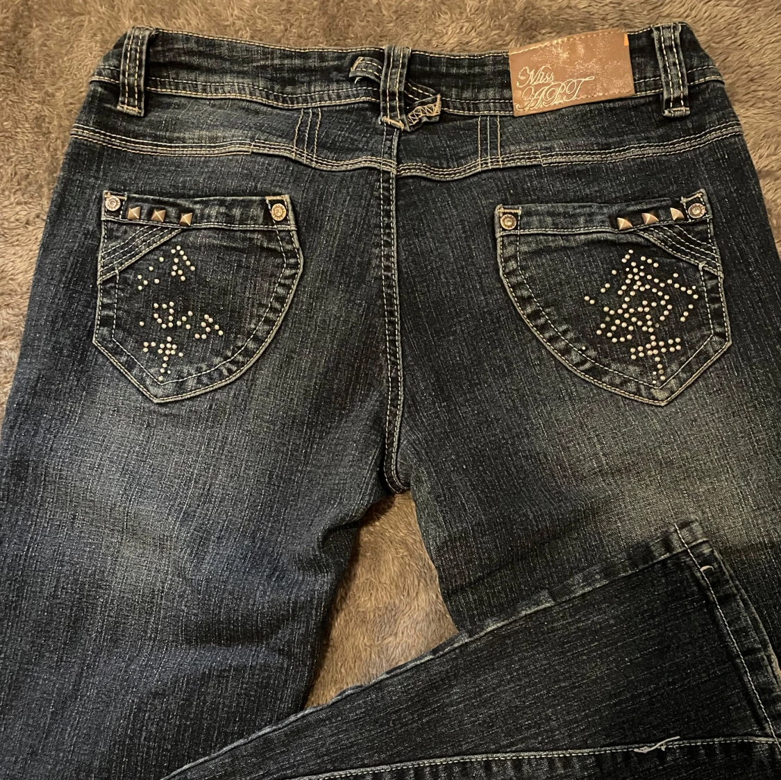 Miss Hot jeans med nitar och strass - 1