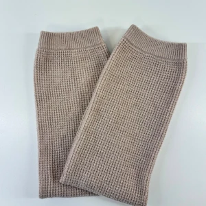 Benvärmare i Kashmir från Filippa K - Underbara benvärmare från Filippa K.  Jätte fint stickade i 100% Kashmir!  🩷💛🧡  Fantastisk kvalité och i jätte bra skick då jag ändast använt dem ett tillfälle inomhus. (Köpta för runt 1200kr) 🍁📀🌞✌🏽🍂  Färgen var svår att fånga på bild och är lite mer åt det lugna ljus lila hållet. Syrenlila! Det är bara att skriva om ni har borga frågor och funderingar! ☺️  Storlek: One Size. Varje benvärmare är ca 60 cm lång. Och i stretchade material. Märke: Filippa K