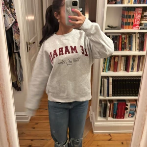 Grå sweatshirt Le Marais Paris - Säljer en grå sweatshirt från HM med Le Marais Paris med vinröd text framtill. Tröjan har rund hals, lång ärm och en loose passform. Så mysig!