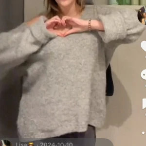 Grå oversized stickad tröja - Mjuk och fluffig grå stickad tröja med offshoulder och långärmad design. Tröjan har en loose och oversized passform som ger en chill vibe. Perfekt för att mysa i under hösten och vintern. Snygg att styla med jeans eller leggings.