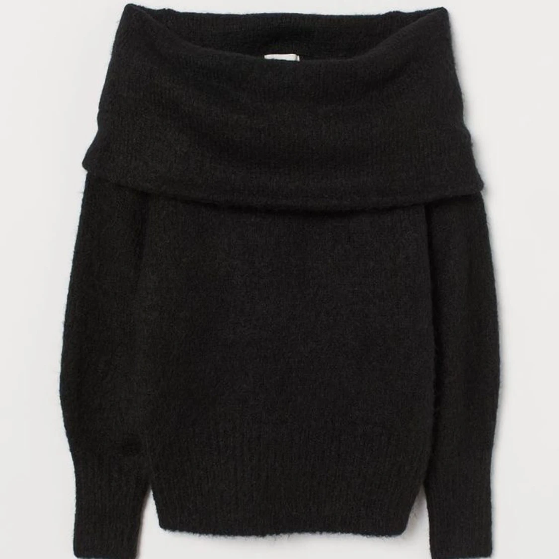 Svart offshoulder stickad tröja