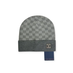 Lv Mössa - Helt ny mössa aldrig använd. Storlek One Size.. Kan frakta eller mötas i Haninge. Skriv gärna vid fler frågor, postar alltid inom 24h. (Alla bilder är tagna av mig)