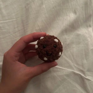 Virkad chokladboll 🤎 - Söt virkad chokladboll! 🤎 Den är ca 5cm i diameter.  Kan även göra större/mindre!  Säljer massa andra virkade saker också och tar gärna beställningar!