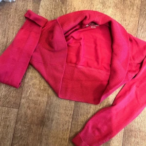 Rosa ribbad kofta med sjalkrage - Säljer en snygg rosa kofta från Gina Tricot med bred ribbad sjalkrage och långa ärmar. Koftan har en croppad passform och är tillverkad i mjuk bomullsmix som känns skön mot huden. Perfekt att slänga över en t-shirt för en chill look. Snabb leverans 📦 