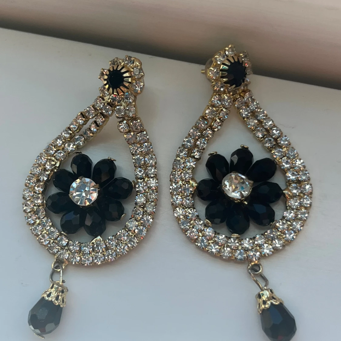 Glittriga örhängen med svarta blommor - 2