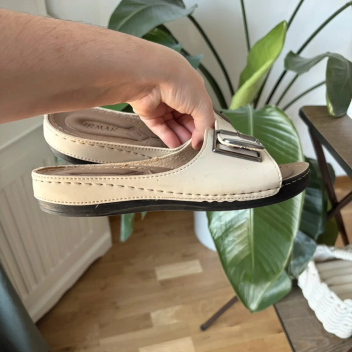 Beige sandaler med spänne från Prmax - 4