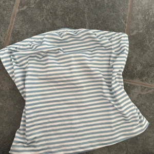 Blåvit randig topp - Säljer en söt topp med blå och vita horisontella ränder. 