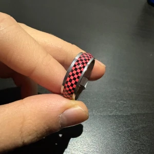 Lysande ringar  - Ringar i storlek 20 som lyser i mörkret efter att ha laddats med ljus. Finns i olika färger, och vissa ändrar färg när det blir mörkt. En stilren och unik detalj som drar blickarna till sig både dag och natt.