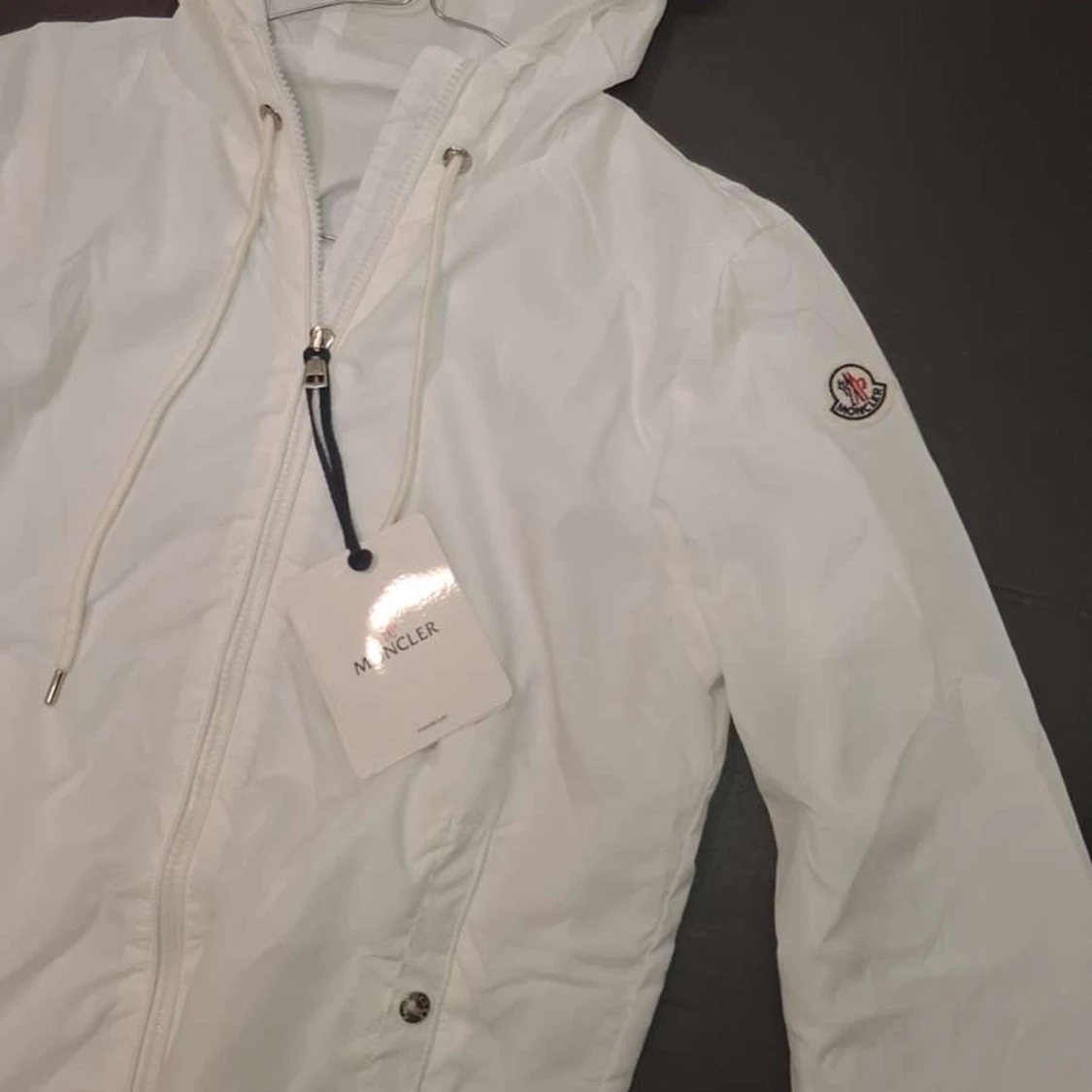 Vit vindjacka från Moncler med huva - 1