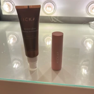 Hickap Bronze Glow Primer & Miracle Blur - Säljer två produkter från Hickap: Bronze Glow Priming Moisturizer i bronsfärgad tub som ger glow och återfuktar, samt Miracle Blur Touch-up Stick/Primer i en snygg matt rosa hylsa. Båda är veganska och perfekta för en fräsch bas. 200 för båda eller 100 för en!