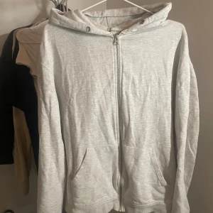 ljusgrå zip hoodie - fint skick tyvärr är snörena borta! 