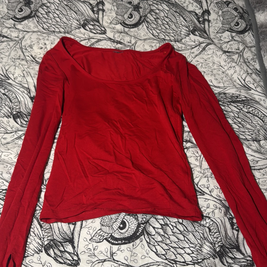 Röd långärmad topp med slits