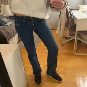 Blå bootcut jeans  - Midjemått: 34cm tvärsöver, innerbensläng: 77cm