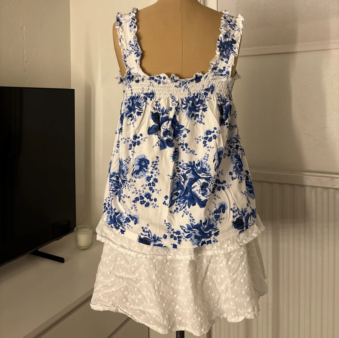 Blommig vit och blå kortklänning - 1