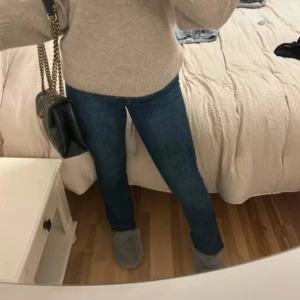 blåa jeans - så snygga men slitna nere vid ena benet 💙