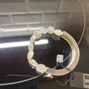 Silverfärgat armband från SNÖ - Snyggt armband från SNÖ of Sweden med halva designen i silverfärgad metall och andra halvan med runda, transparenta pärlor. Modern och stilren look som passar perfekt till din outfit. Armbandet har en unik form och känns riktigt trendigt.