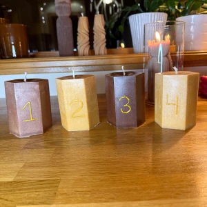 Adventsljus - Egendesignade handgjorda adventsljus, dessa sexkantiga ljus kan antingen stå separat sättas ihop✨Har du önskemål på andra färger eller former tveka inte att skriva. 💚 Ni kan också kika på andra ljus genom Instagram, by_foreverstrong 🦋