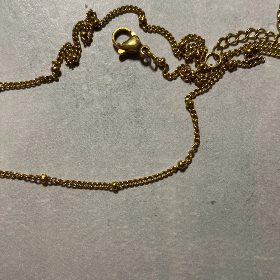 Guldigt halsband med pärlor 