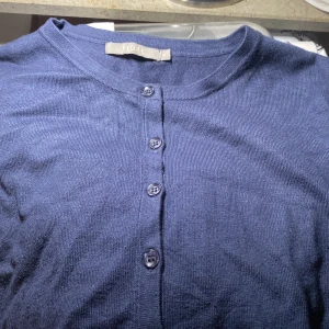 Marinblå kofta med knappar hela vägen - Så gullig kofta😊