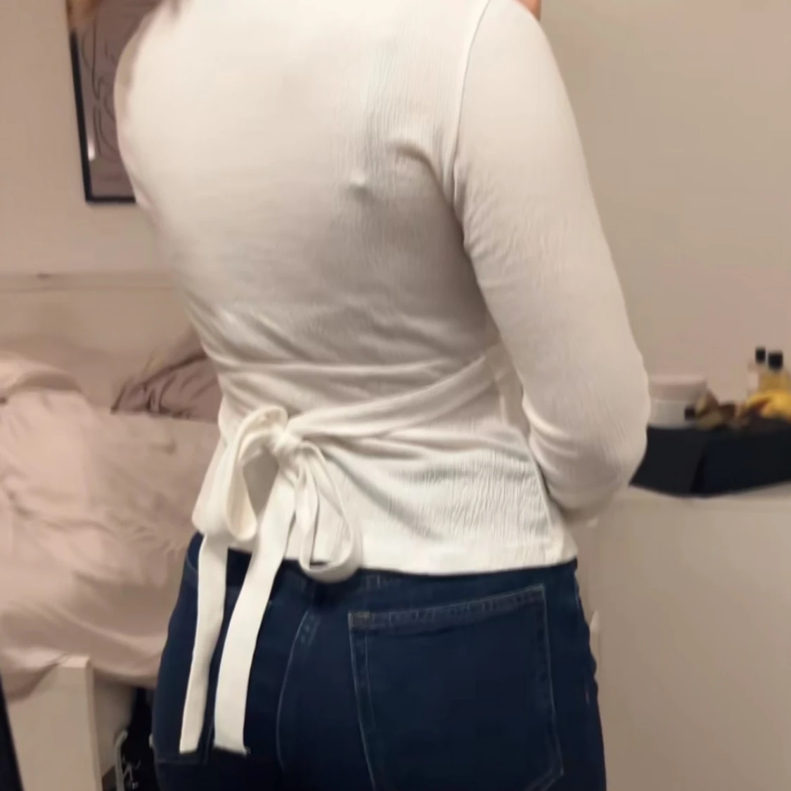 Vit omlottopp med knyt i midjan - 3