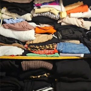 Har massa olika kläder jeans ,byxor,tröjor,klänningar mm - Storlek small medium large 50 kr per plagg