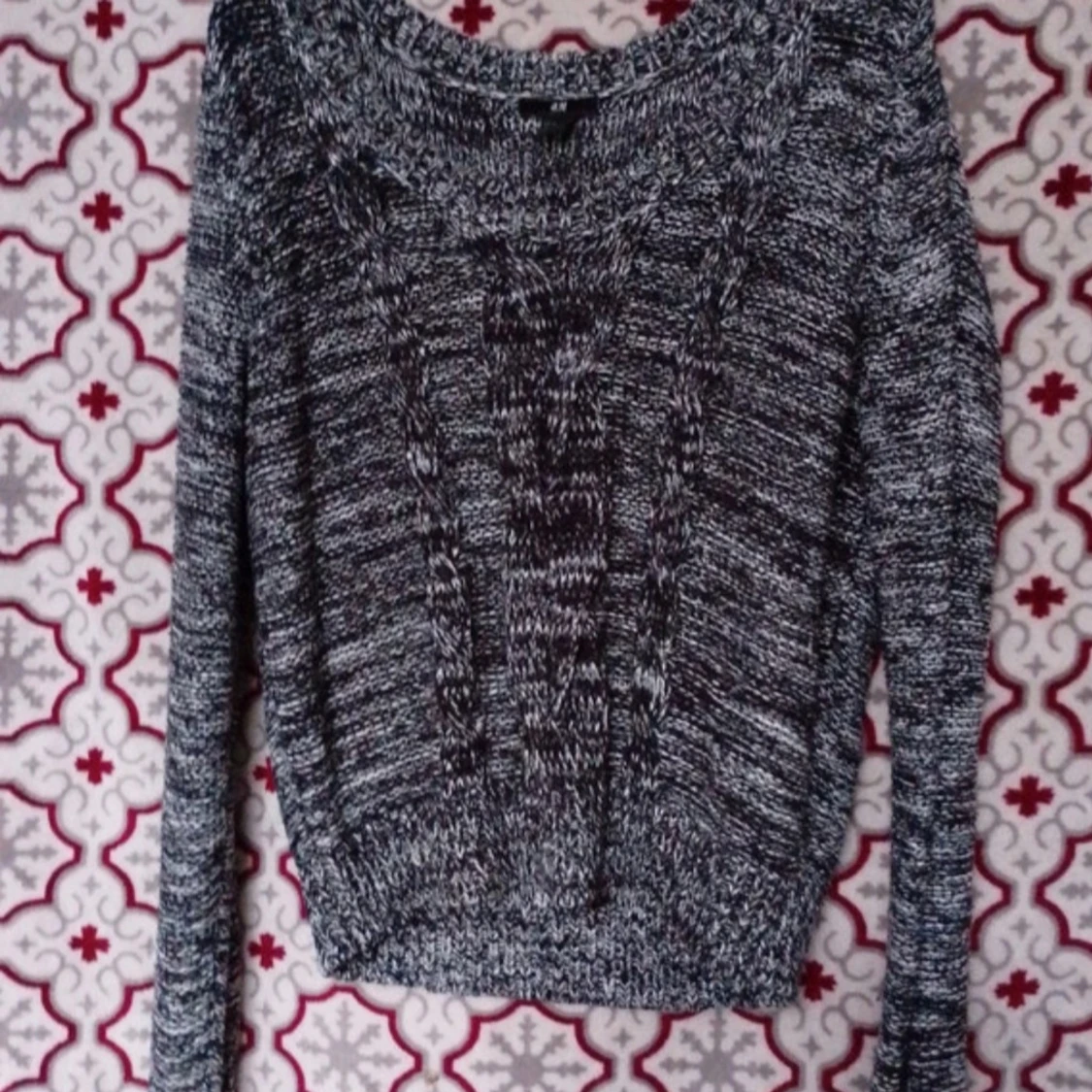 Gråmelerad stickad tröja