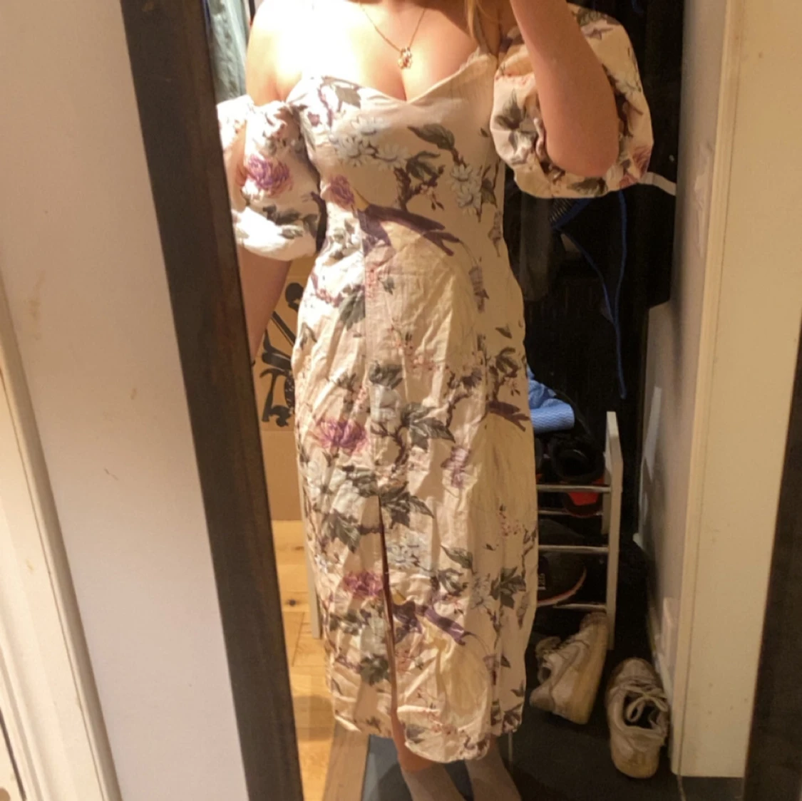 Blommig långklänning med puffärmar - 2