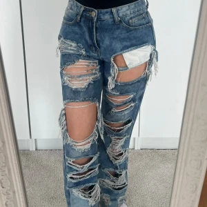 Jeans <3 - Balla super ripped jeans från Boohoo Blue i storlek 36. Svagt missfärgade på ett ställe längst nere på ena benet <3