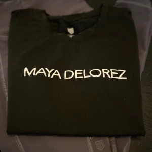 Maya Delorez ridtights och T-shirt XXS - Svart T-shirt från Maya Delorez med vit logotyp fram. Grå ridleggings från Maya Delorez, ok skick men några trådar i stickningar har gett sig. XXS på båda. 
