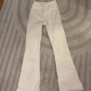 Vita bootcut jeans - Säljer ett par vita jeans med bootcut-modell. Dom är från never deniv i storlek S