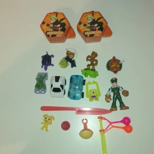 Blandade leksaksfigurer och bilar - Samling med små leksaksfigurer, bilar och tillbehör, inklusive två Rantaro-askar. Figurerna är färgglada och i gott skick, perfekta för lek eller samling. Innehåller djur, karaktärer och fordon. Inga synliga defekter eller större slitage. 1 för 5kr.