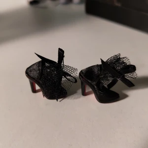 Miniatyr Mini brands fashion -Svarta pumps med spets och rosett - Är miniatyr skor från mini brands fashion.