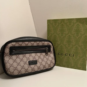 GG Väska  - Hej! Säljer nu denna då den aldrig används och endast tar plats i garderoben. Väskan är i fint skick och har inga skador. Hör av er om ni har någon fråga eller intresserade! Mvh 